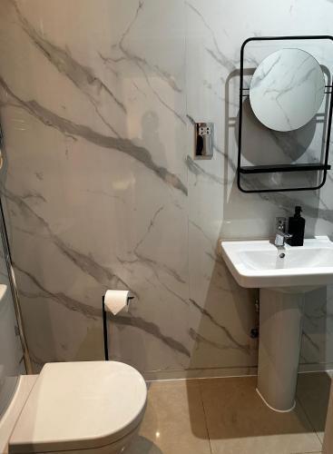FB4-Spacious Basement Studio Near Hyde Park - Tap to explore photos