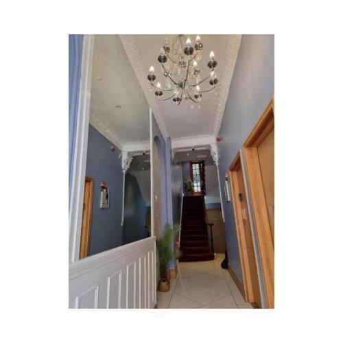 F408 Studio for 2 Near Hyde Park - Tap to explore photos