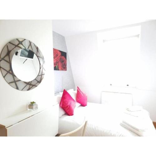 F408 Studio for 2 Near Hyde Park - Tap to explore photos