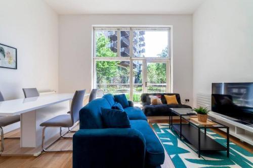 Stunning New 3 BDR Duplex wbalcony, East London - Tap to explore photos