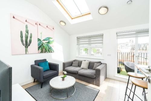 Cozy 2 Bedroom / Earls Court / Balcony - Tap to explore photos