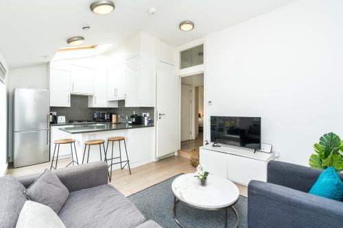 Cozy 2 Bedroom / Earls Court / Balcony - Tap to explore photos
