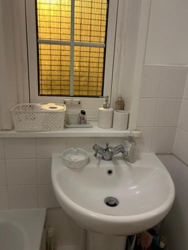 Double Room close to Central London - Tap to explore photos