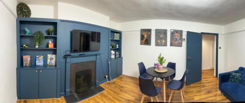 Elegant 2 bedroom flat in Chiswick near tube stations - Tap to explore photos