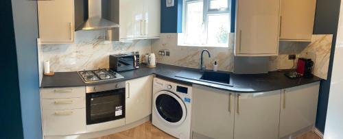 Elegant 2 bedroom flat in Chiswick near tube stations - Tap to explore photos