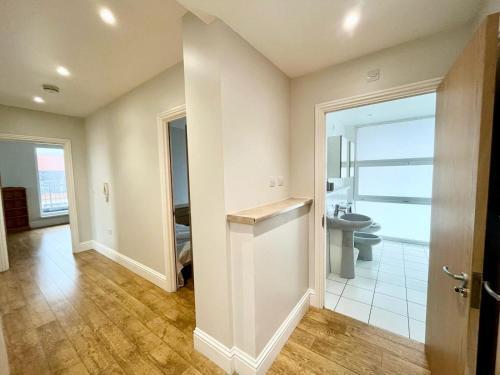 London Modern Flat near transports - Tap to explore photos