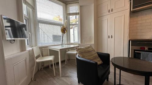 Comfortable studio west London - Tap to explore photos