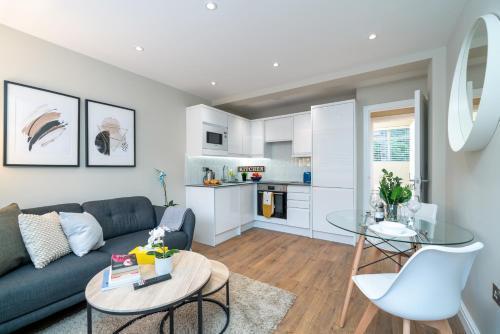 Westfield Apartment 2 Bedroom near Notting Hill - Tap to explore photos