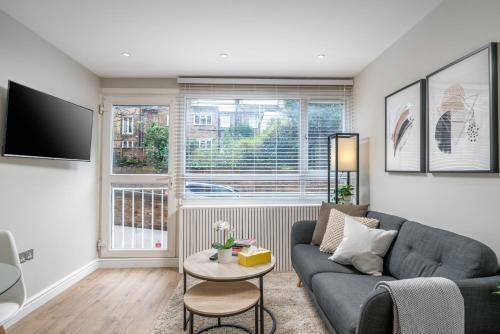 Westfield Apartment 2 Bedroom near Notting Hill - Tap to explore photos