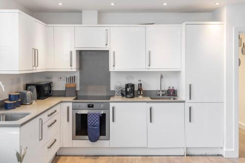 Modern flat in central golders green - Tap to explore photos