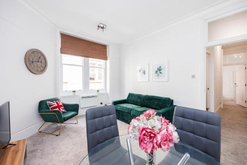Leicester Square Apartment - Tap to explore photos