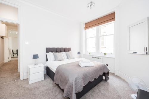 Leicester Square Apartment - Tap to explore photos