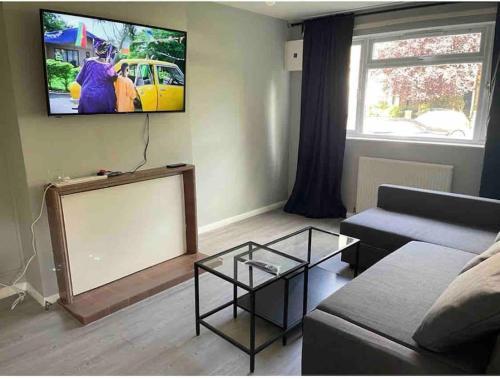 Lovely and quiet 2 Bedroom maisonette.Free parking - Tap to explore photos