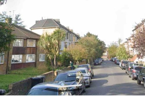 Lovely and quiet 2 Bedroom maisonette.Free parking - Tap to explore photos