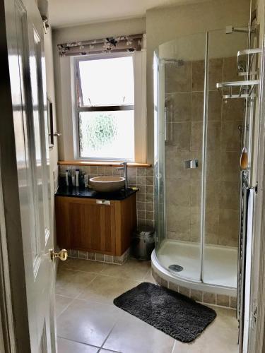Spacious 3 Bed Room Flat in South West London - Tap to explore photos