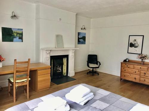 Spacious 3 Bed Room Flat in South West London - Tap to explore photos