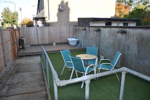 Chandos - 4 Bedroom House - 20 Mins to Centre - Tap to explore photos