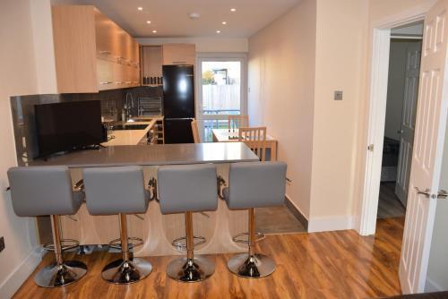 Chandos - 4 Bedroom House - 20 Mins to Centre - Tap to explore photos