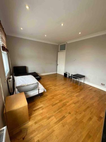 Homestay in City of London - Fulham - Tap to explore photos