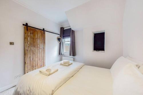 Modern 1BD flat in Clapham Old Town - Tap to explore photos