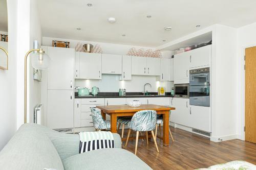 Stunning 1BR Flat in Hackney, 2 min London Fields - Tap to explore photos