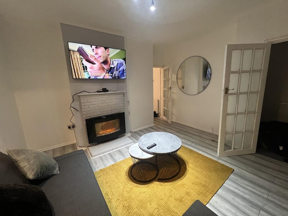 a two Bedroom Cosy Hideaway Based in Greenwich - Tap to explore photos