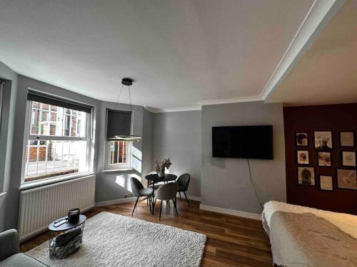 Spacious studio for 4 near Regents Park n1 - Tap to explore photos