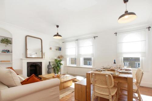 Bright, stylish & cosy 3-Bed Flat near Mile End - Tap to explore photos