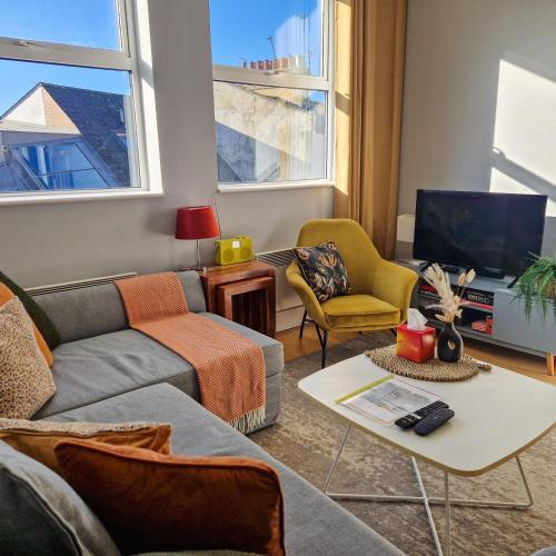 1-bed apartment, Close to Kensington Olympia with Free Wi-Fi & Netflix - Tap to explore photos