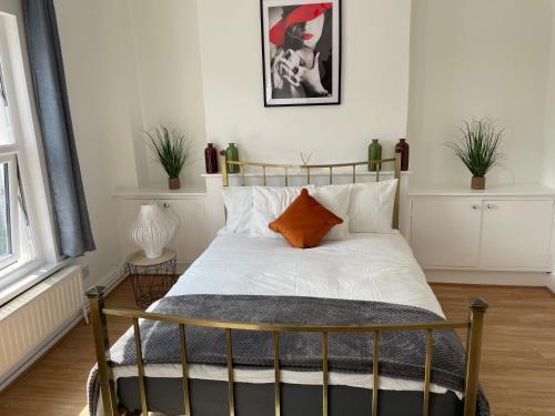 Large, Bright and Spacious 3 Bed Flat in London - Tap to explore photos