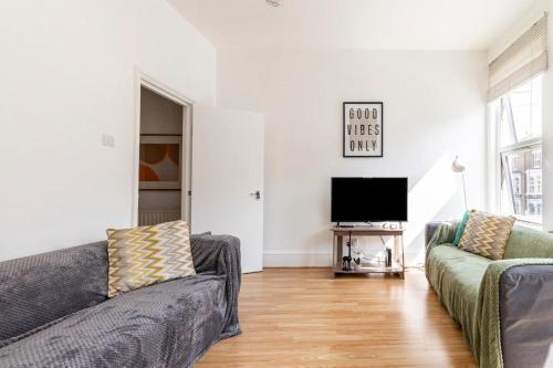 Large, Bright and Spacious 3 Bed Flat in London - Tap to explore photos