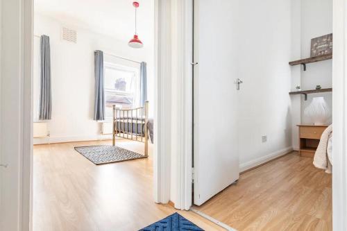 Large, Bright and Spacious 3 Bed Flat in London - Tap to explore photos