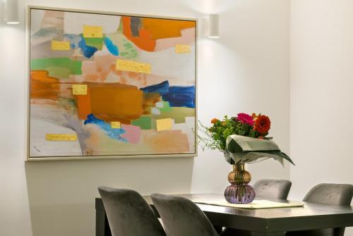 a2bstays Fitzrovia Suite - Tap to explore photos