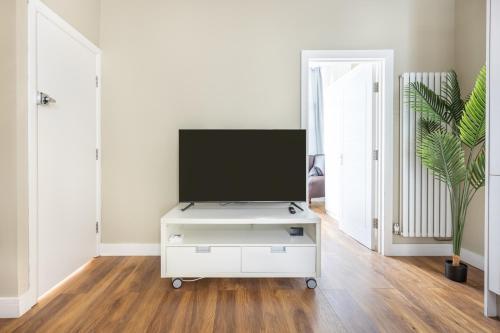 Modern 2BD Flat In Camden Town London - Tap to explore photos