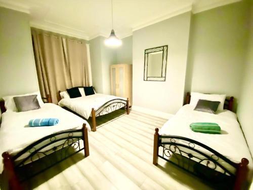 One Bedroom Ground Floor Apartment In Central London - Tap to explore photos