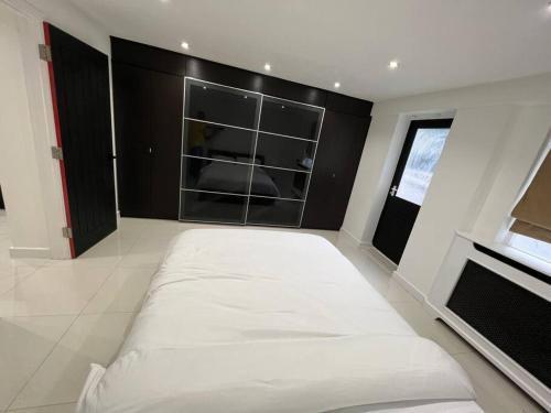 Stylish Maida Vale modern apt - Tap to explore photos