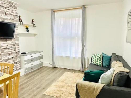 Central Ground Floor Flat Free Parking - Tap to explore photos