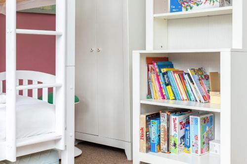 Beautiful 2BR Flat, Peaceful Dulwich, South London - Tap to explore photos
