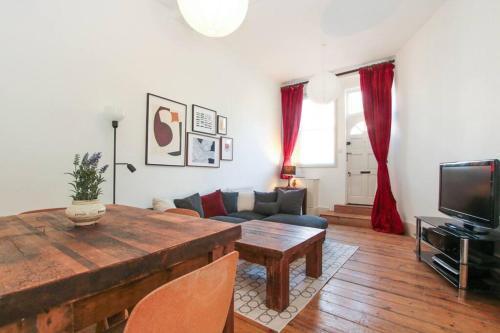Bright & Spacious 1BR Duplex, Islington, Angel - Tap to explore photos