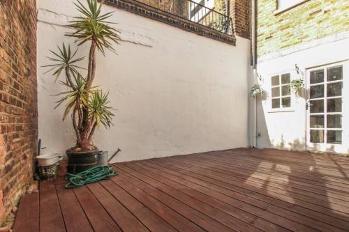 Bright & Spacious 1BR Duplex, Islington, Angel - Tap to explore photos