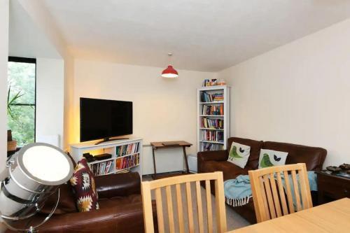 Spacious Walthamstow Apartment - Tap to explore photos