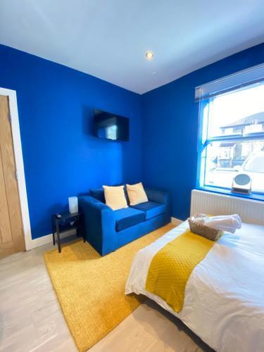 En-suite near Stratford in a guesthouse - Tap to explore photos