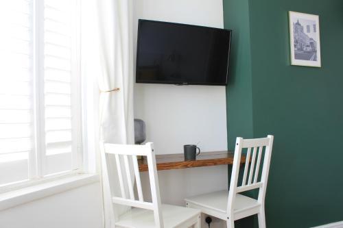 Private Toilet, 15 min to Central London - Tap to explore photos