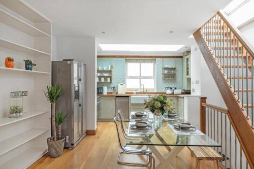 Exceptional Mews House in Chelsea - Tap to explore photos