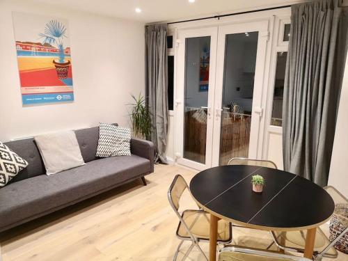 Contemporary 1 bed in Peckham - Tap to explore photos