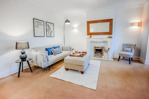 Beautiful 2Bed Apt by Hyde Park - Tap to explore photos