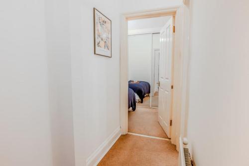 Beautiful 2Bed Apt by Hyde Park - Tap to explore photos