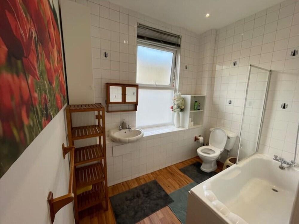 Spacious Family Flat - Tap to explore photos