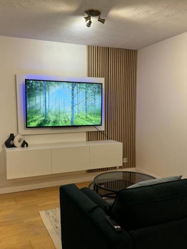 Cosy 1 Bed, Wembley - Tap to explore photos