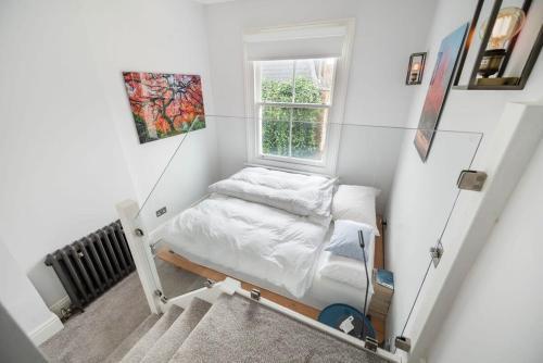 Chic 1BR Maida Vale Apt Near Parks and Little Venice - Tap to explore photos